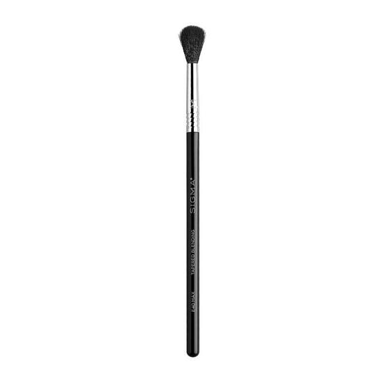 Sigma Beauty E40 Max Tapered Blending Brush Blend colours into the crease
