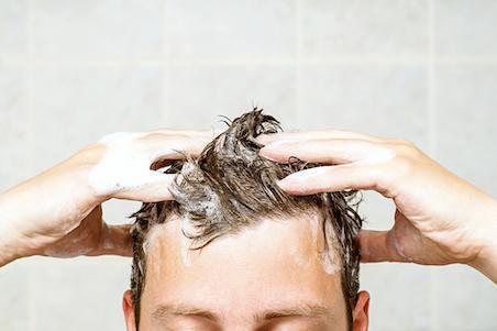 man shampooing his hair