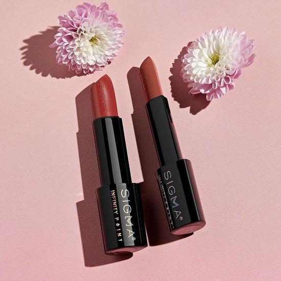 Sigma Beauty Dark Timeless Beauty Lip Set Red Velvet - Deep baked red nude INFINITY POINT LIPSTICK + Scarlet - Rich scarlet red INFINITY POINT LIPSTICK