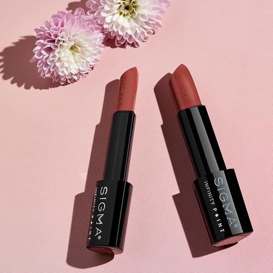 Sigma Beauty Light Timeless Beauty Lip Set New Mod - Iconic nude mauve INFINITY POINT LIPSTICK + Peach Tea - Peach spiced neutral INFINITY POINT LIPSTICK