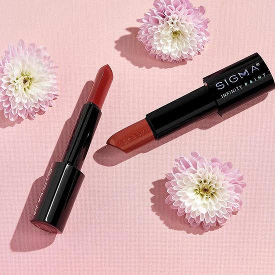 Sigma Beauty Medium Timeless Beauty Lip Set Deja vu - Soft cognac nude INFINITY POINT LIPSTICK + Temptation - Dark mulberry mauve INFINITY POINT LIPSTICK