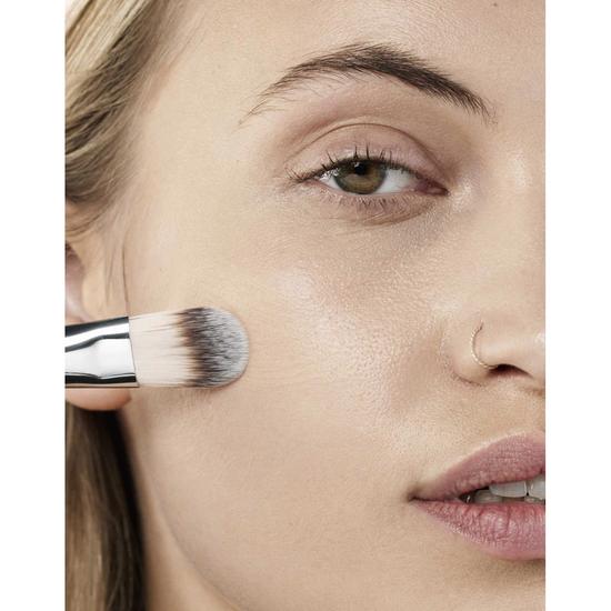 et al. Flat Foundation Brush