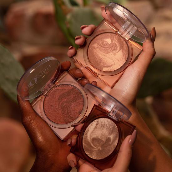 Huda Beauty GloWish Soft Radiance Bronzing Powder 01 Light