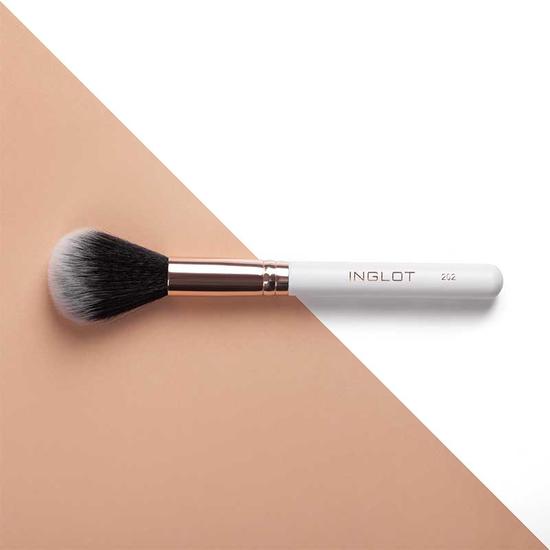 Inglot Cosmetics Feather Luxe Soft Focus Complexion Brush 202