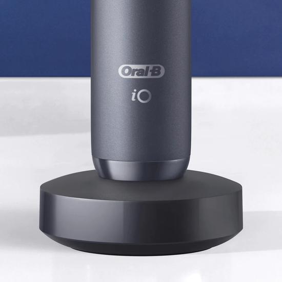 Oral B iO8 Electric Toothbrush black
