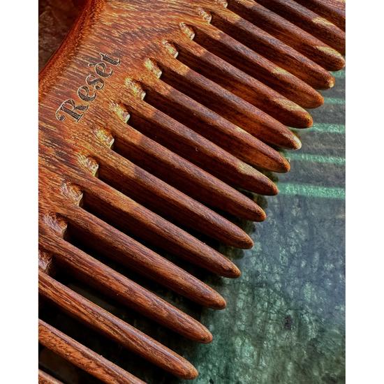 Resèt Sandalwood Comb