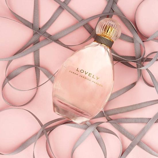 Sarah Jessica Parker Lovely Eau De Parfum Gift Set 100ml Eau De Parfum, 200ml Body Lotion & 10ml Rollerball