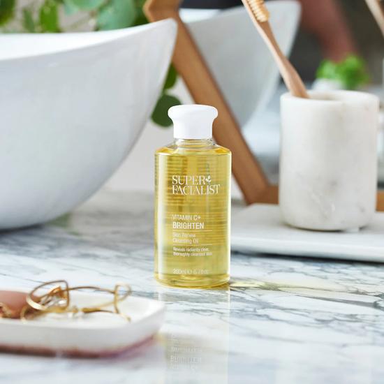 Super Facialist Vitamin C+ Brighten Cleansing Oil
