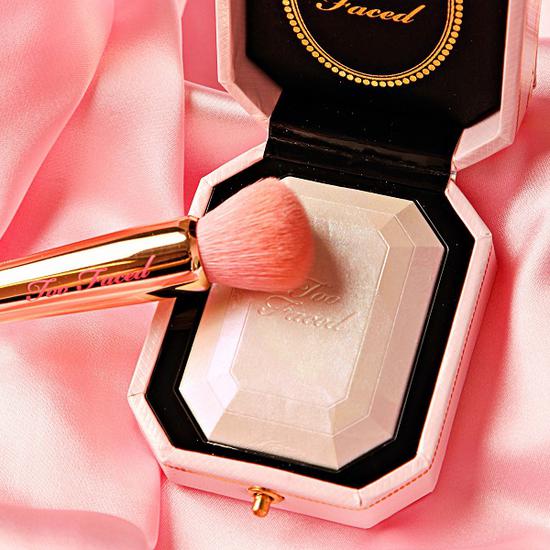 Too Faced Diamond Light Highlighting Brush