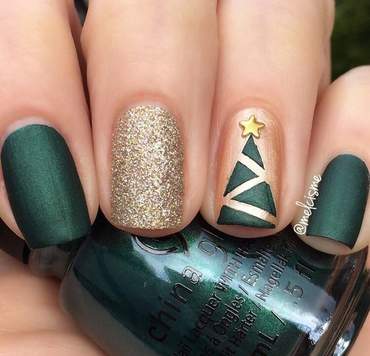 Christmas tree nail art