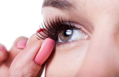 How to Apply False Lashes: A Beginner's Guide
