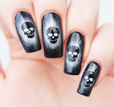 Black nails with skulls