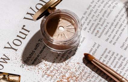 eyeshadow on newspapar