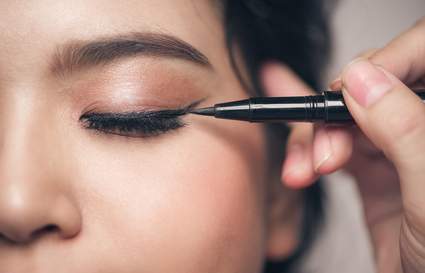 winged eyeliner